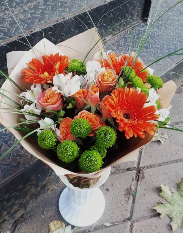 Букет цветов из: Герберы, Хризантемы, Альстромерии и Розы в Доры