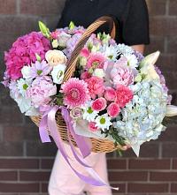 Композиция солнечный день в Доры Цветочная композиция из Розы, Хризантемы, Пионы и Лизиантусы в корзине в Доры