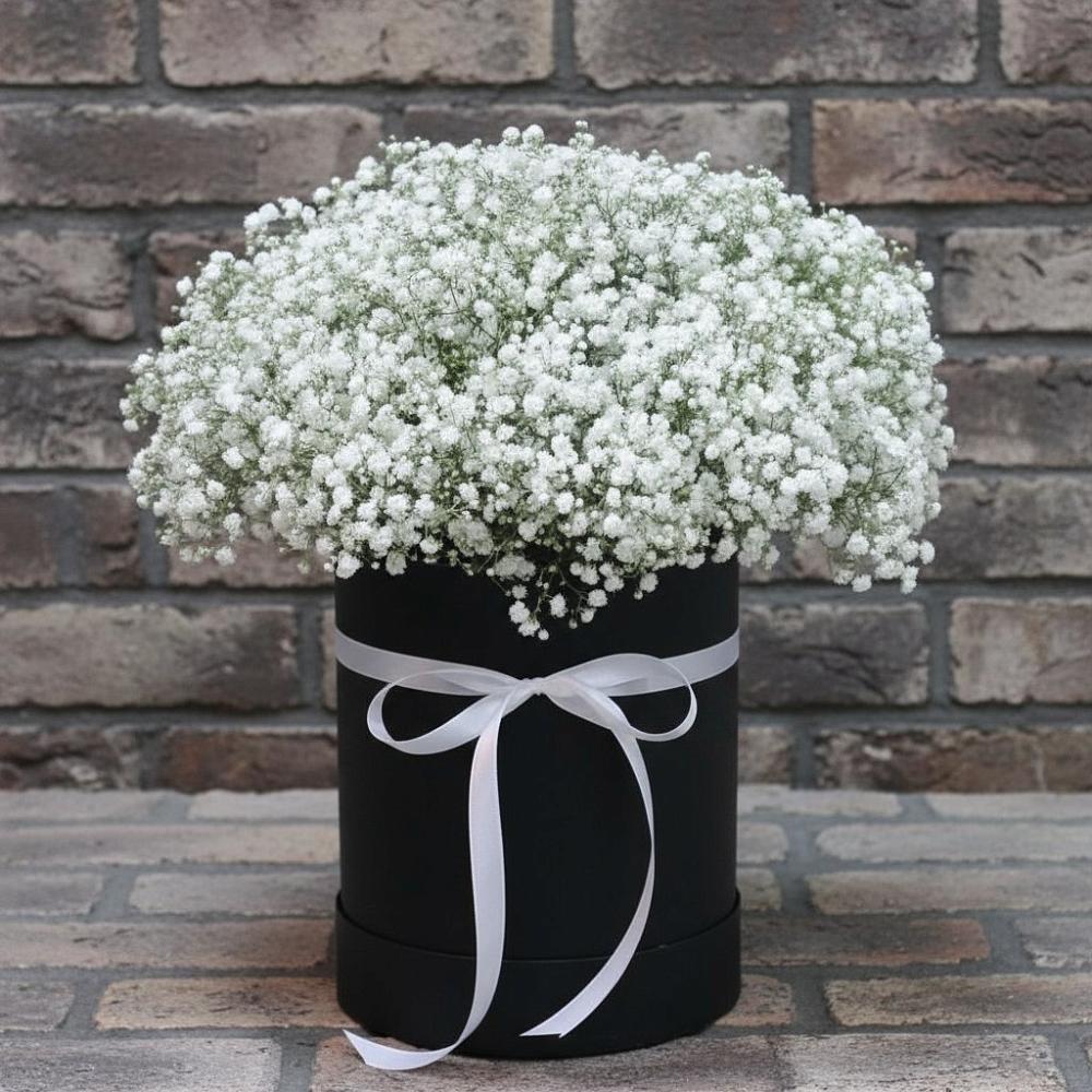 Цветочная композиция из Гипсофила в шляпной коробке в Доры