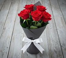 Букет 5 Красных роз Эдлесс Лав в Доры