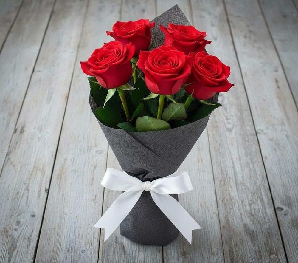 Букет 5 Красных роз Эдлесс Лав в Доры