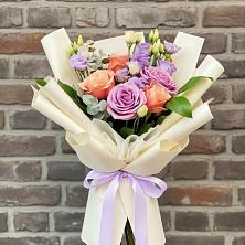 Букет цветов из:  Лизиантусы и Розы в Доры