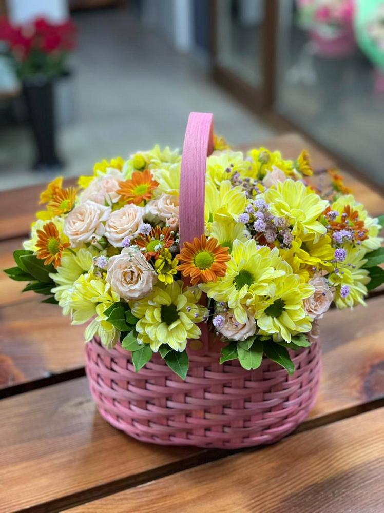 Цветочная композиция из Хризантемы и Розы в корзине в Доры