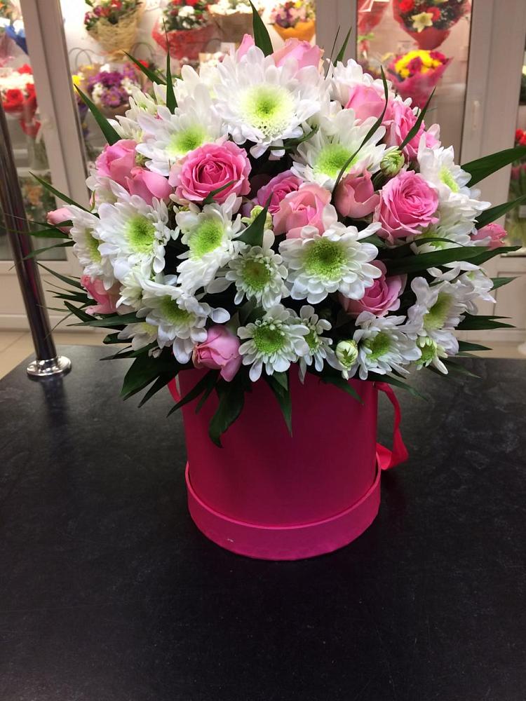 Цветочная композиция из Розы и Хризантемы в шляпной коробке в Доры