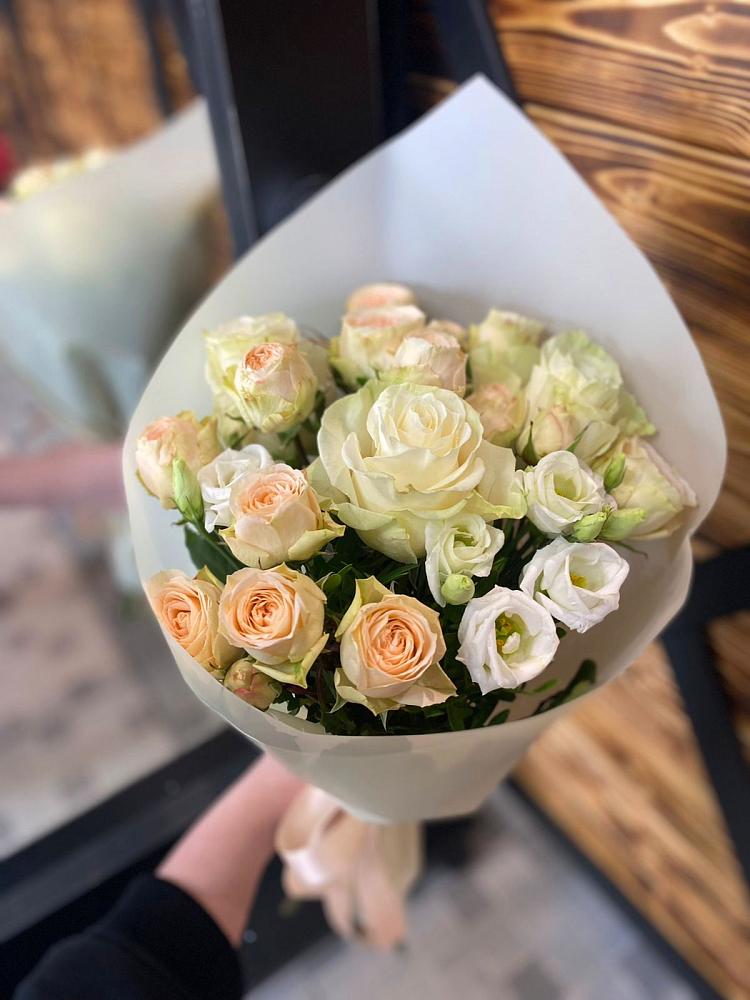 Букет цветов из: Розы и Лизиантусы в Доры